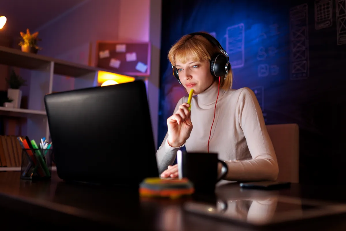 chica trabajando en su computadora por la noche realizando un sitio web