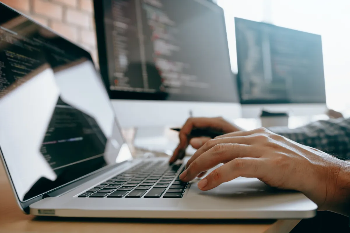 una persona trabajandoosla SEO en una laptop