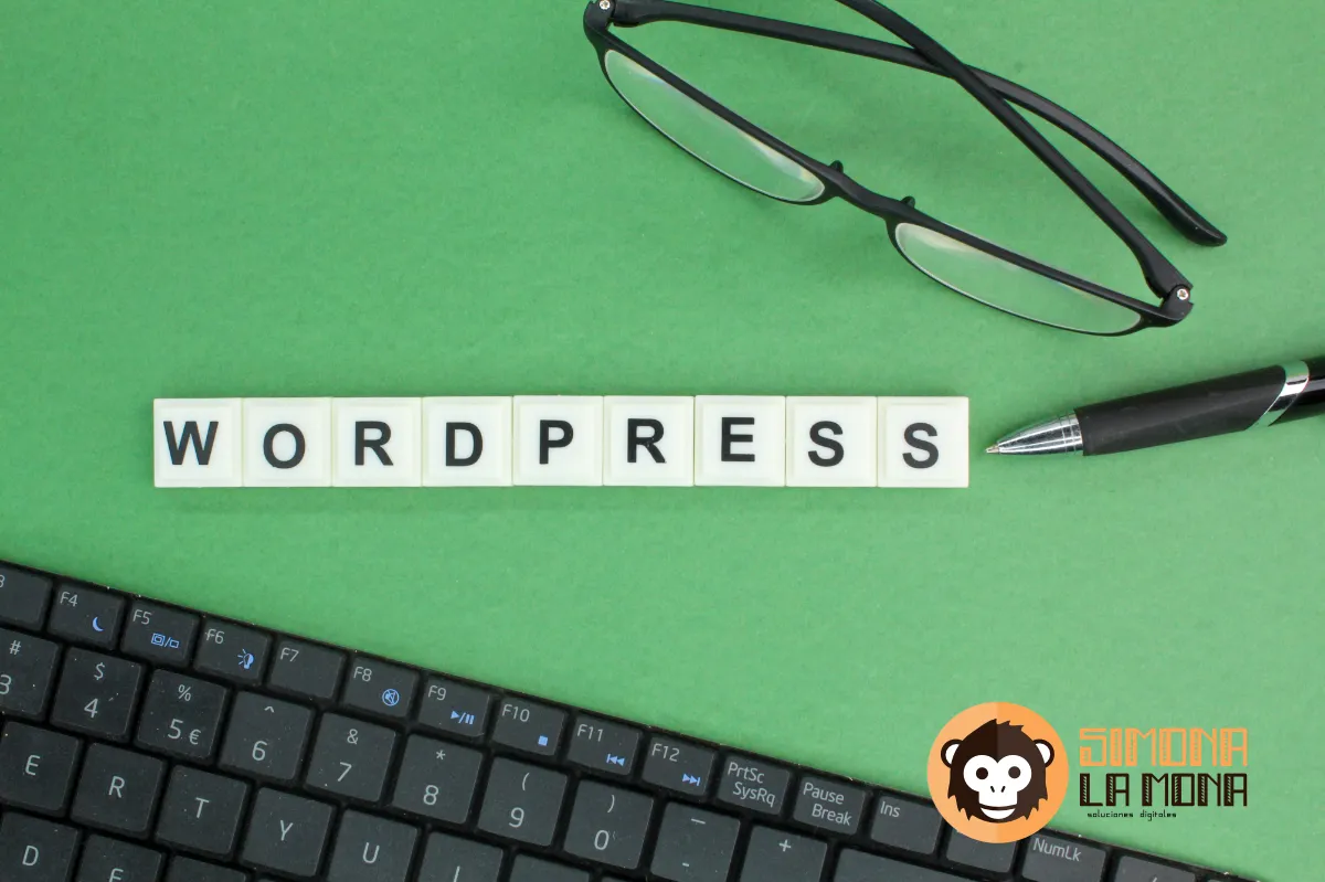 fichas con la palabra wordpress para sitios web y unos lentes y bolígrafo al rededor