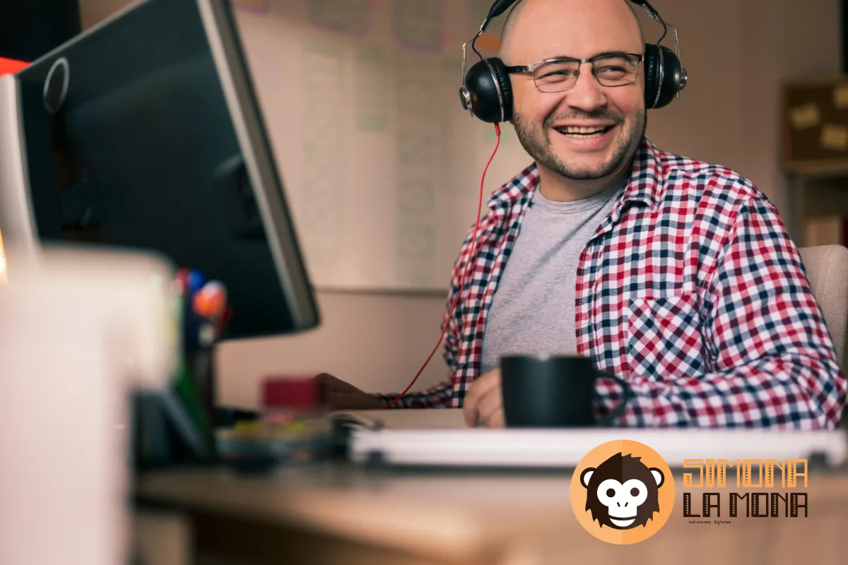 Persona sonriendo mientras trabaja en su computadora
