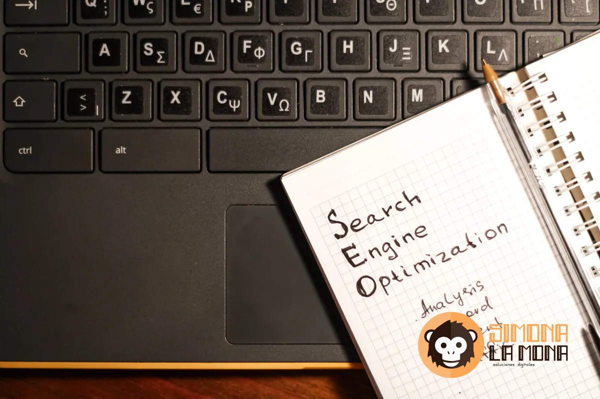 imagen de una laptop y una libreta con la descripción de SEO