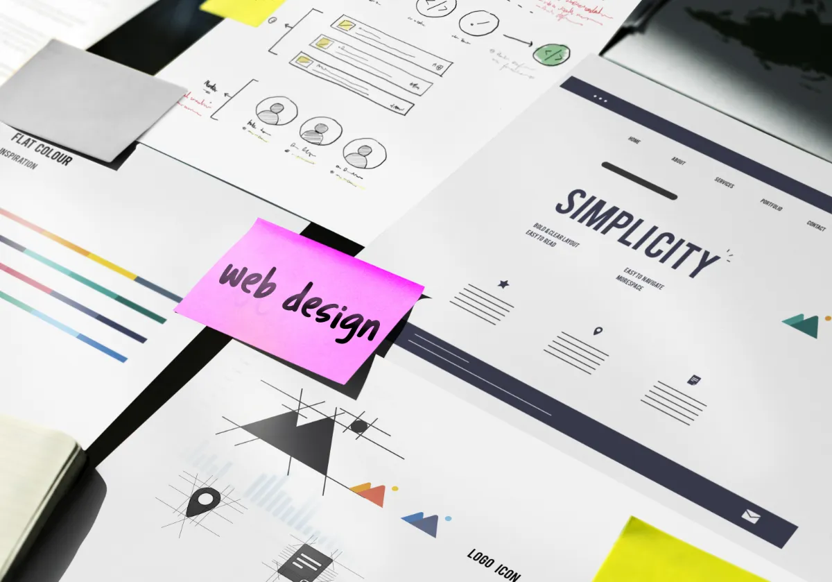 Popsit que dice web design con varios papeles de analítica web